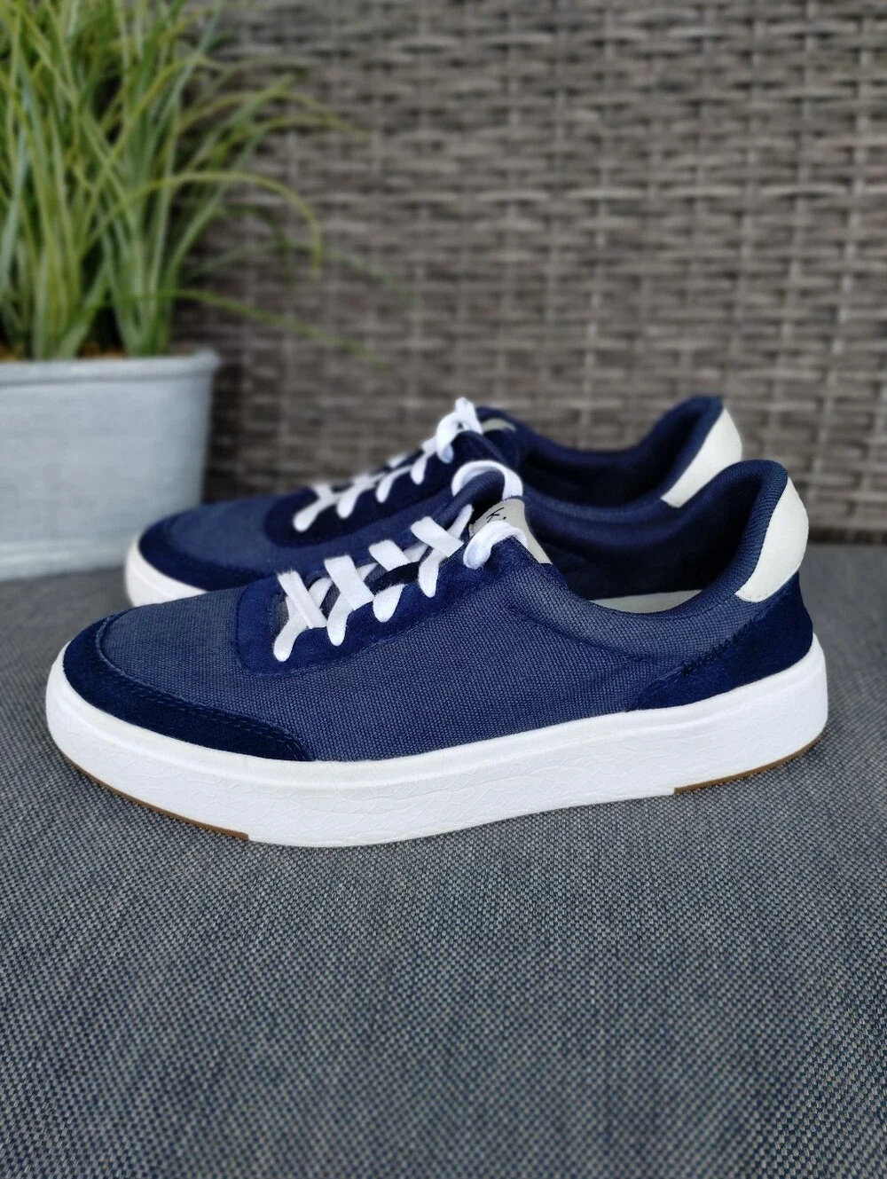 Kizik Navy Blue Hands-Free Sneakers Men’s 8 Women’s 9.5 White Gum Sole